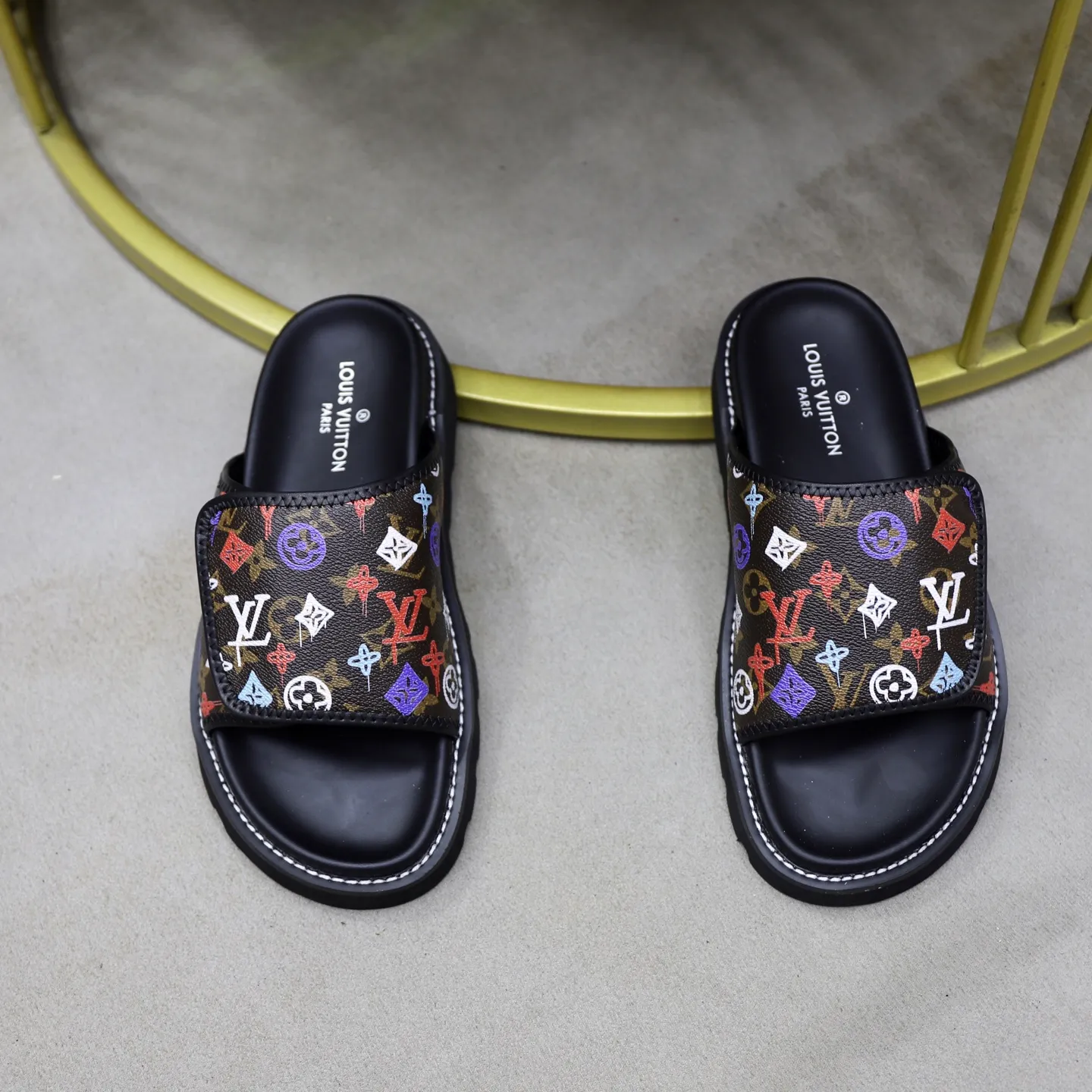 Ex-factory price: 320💰🙅‍♂️🙅‍♂️🙅‍♂️ Brand: LV Louis Vuitton Standard code: 38-45 Grade: Same as the official website Material: Original material design Original rubber wear-resistant molded outsole Style category: Men's fashion sandals Distinguished luxury brand elements Top luxury Color: Actual picture color